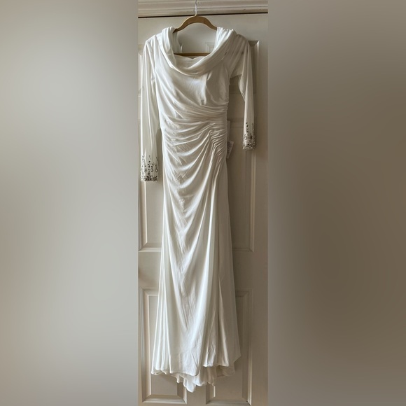 Elegant White Gown with Silver Accents - Picture 4 of 12